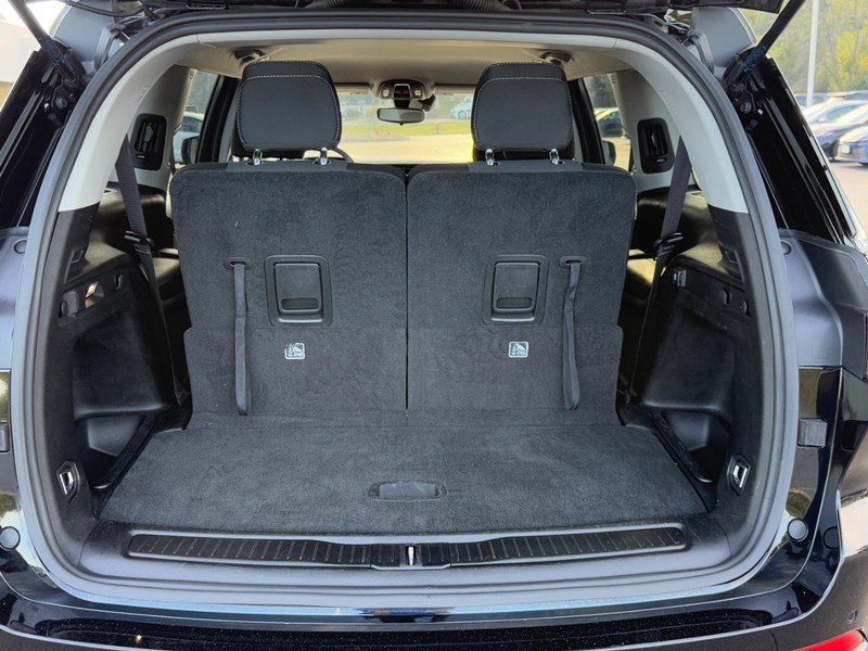 Jeep Grand Cherokee L Vehicle Image 4