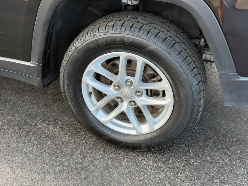 Jeep Grand Cherokee L Vehicle Image 7
