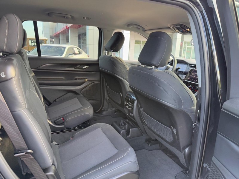 Jeep Grand Cherokee L Vehicle Image 11