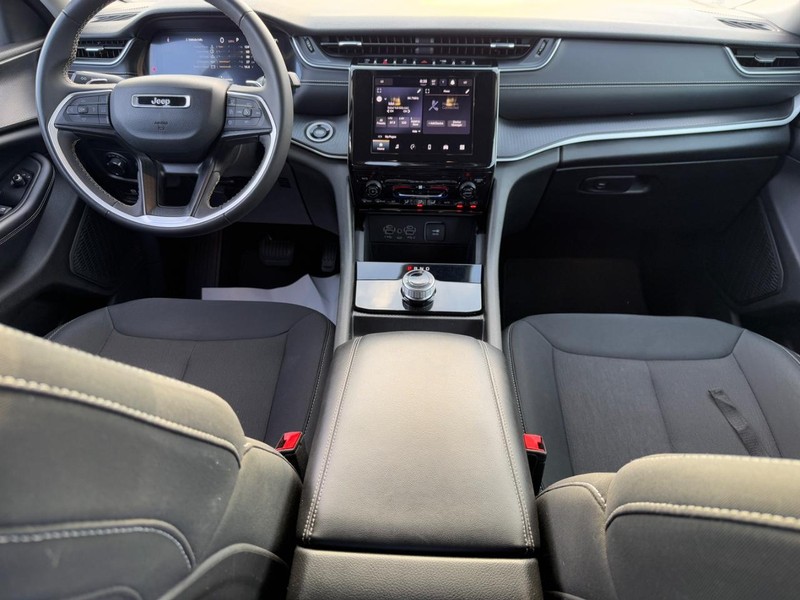 Jeep Grand Cherokee L Vehicle Image 12