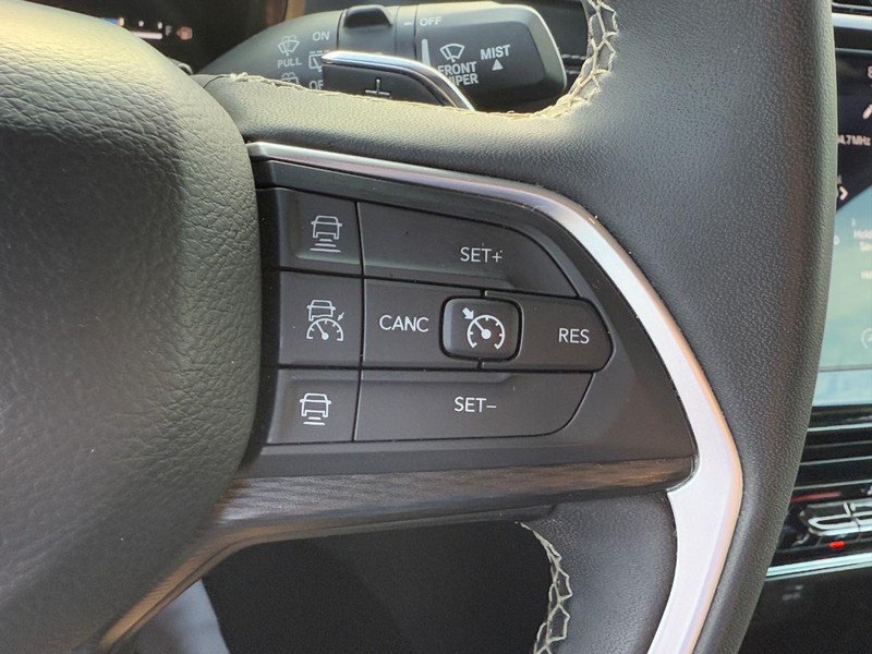 Jeep Grand Cherokee L Vehicle Image 18