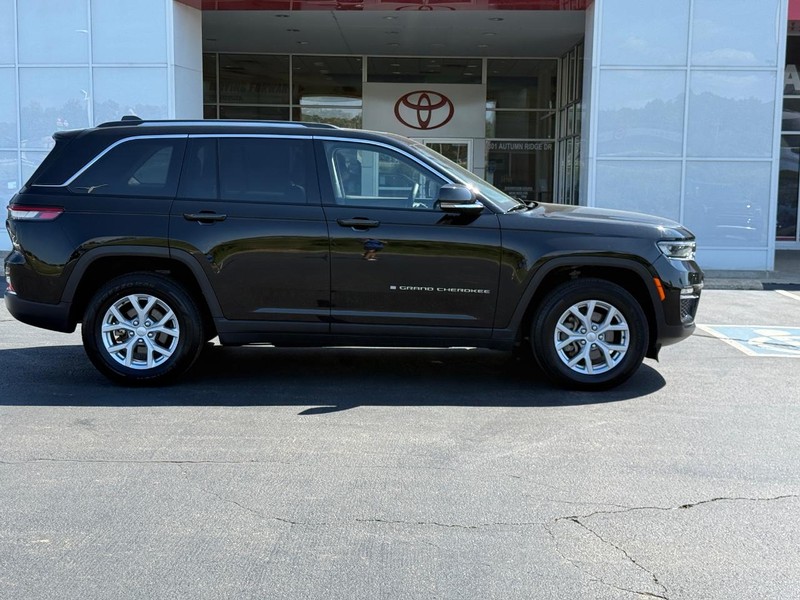 Jeep Grand Cherokee Vehicle Image 2