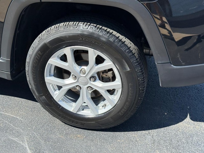 Jeep Grand Cherokee Vehicle Image 8