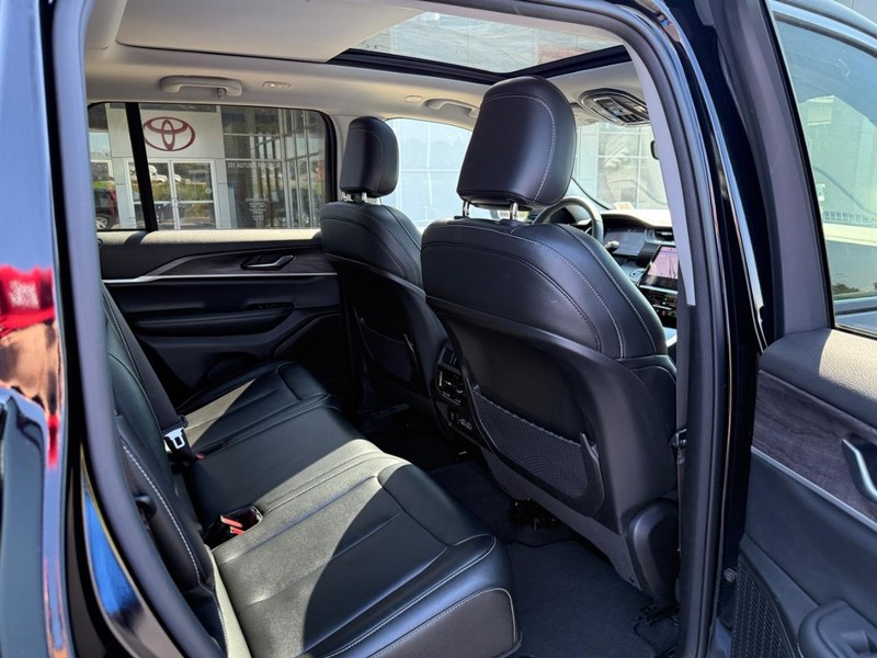 Jeep Grand Cherokee Vehicle Image 11