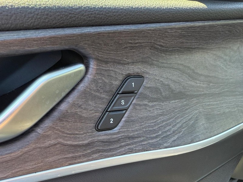 Jeep Grand Cherokee Vehicle Image 16