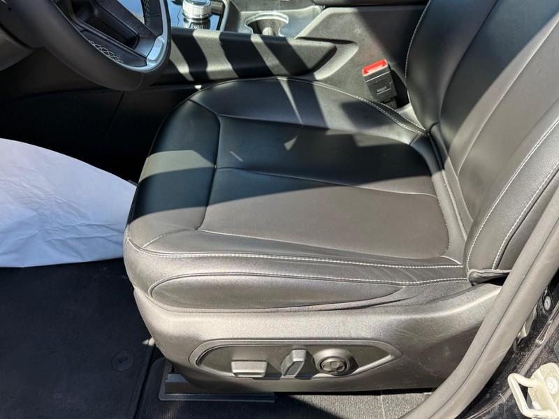 Jeep Grand Cherokee Vehicle Image 17