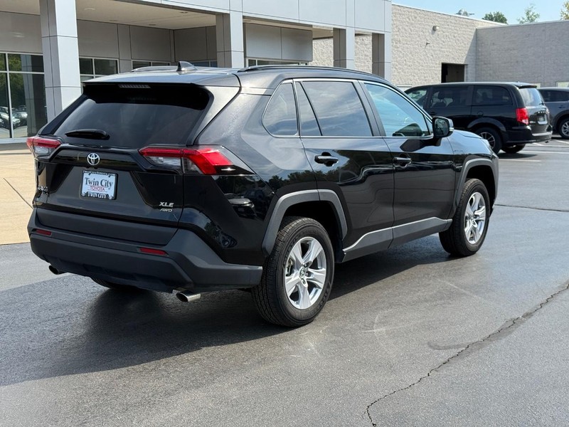 Toyota RAV4 Vehicle Image 3