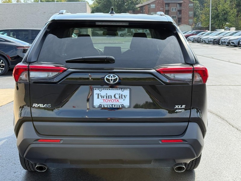 Toyota RAV4 Vehicle Image 5