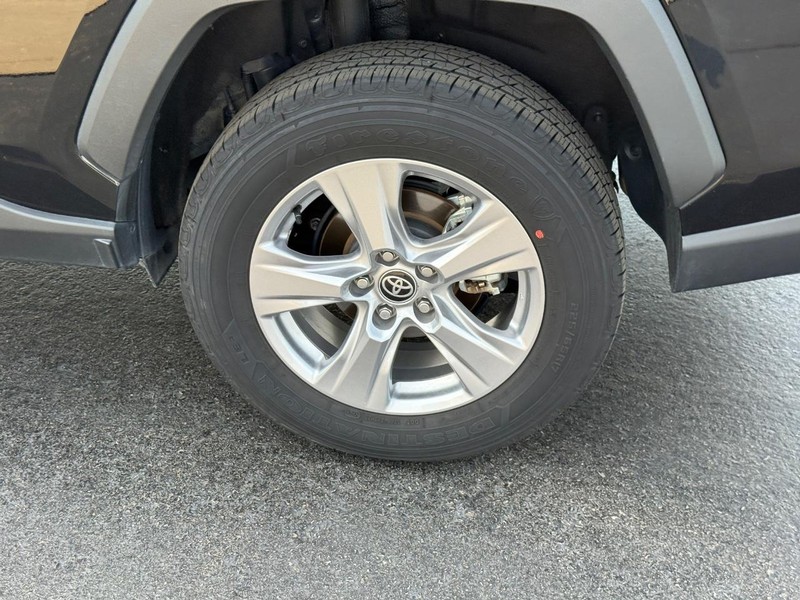 Toyota RAV4 Vehicle Image 8