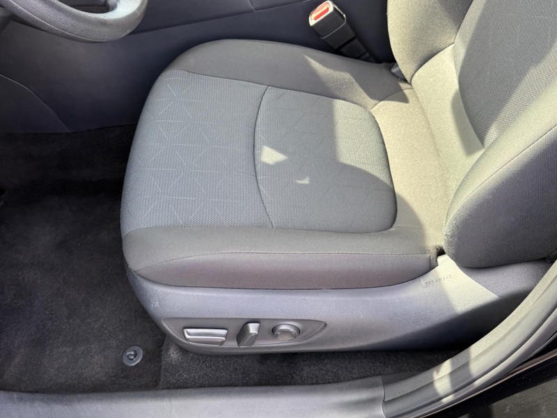 Toyota RAV4 Vehicle Image 16