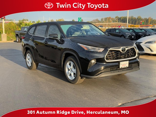 2023 Toyota Highlander LE's photo