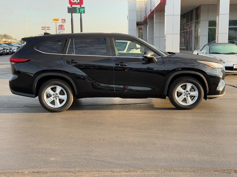 Toyota Highlander Vehicle Image 2