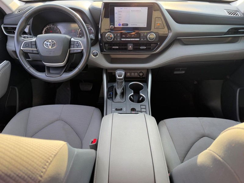 Toyota Highlander Vehicle Image 13