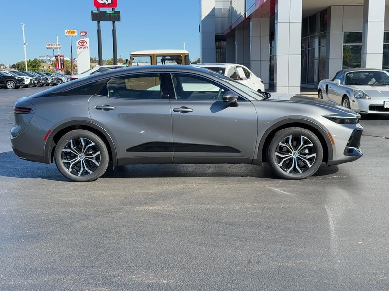 Toyota Crown Vehicle Image 2