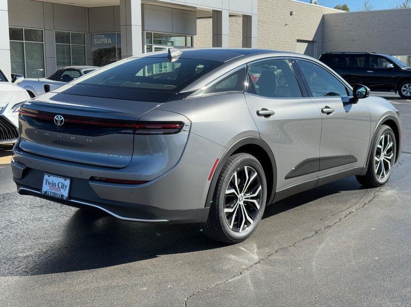 Toyota Crown Vehicle Image 3