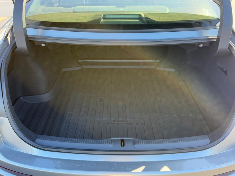 Toyota Crown Vehicle Image 4