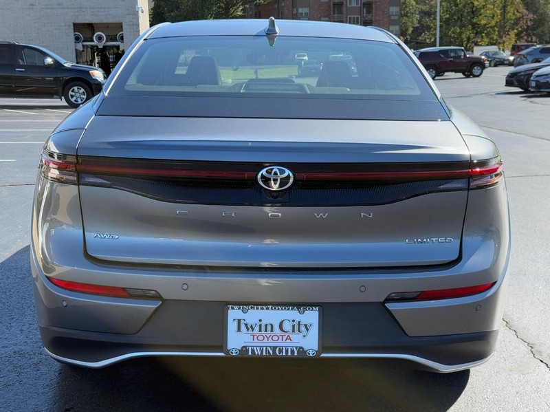 Toyota Crown Vehicle Image 5