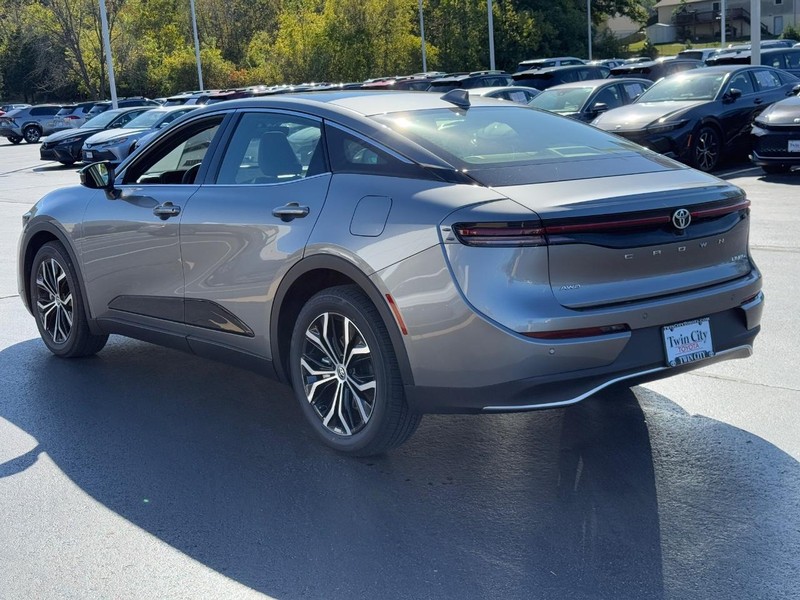 Toyota Crown Vehicle Image 7