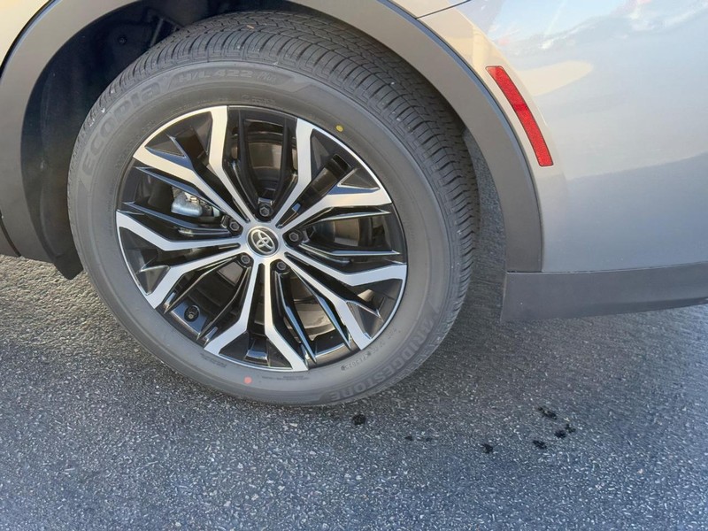 Toyota Crown Vehicle Image 8