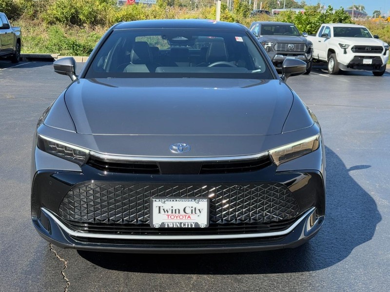 Toyota Crown Vehicle Image 10