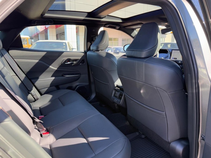 Toyota Crown Vehicle Image 11