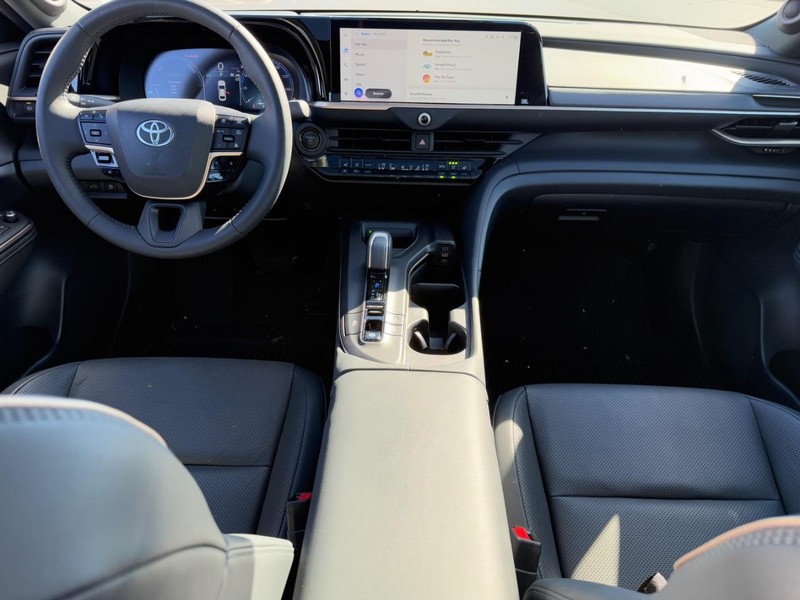 Toyota Crown Vehicle Image 12