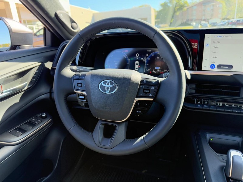 Toyota Crown Vehicle Image 13