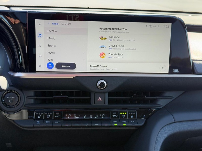 Toyota Crown Vehicle Image 14