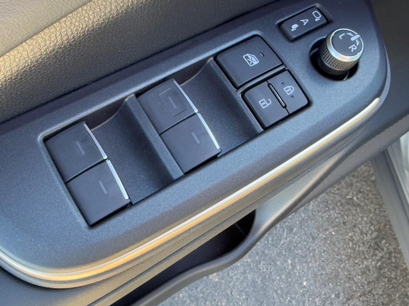 Toyota Crown Vehicle Image 15