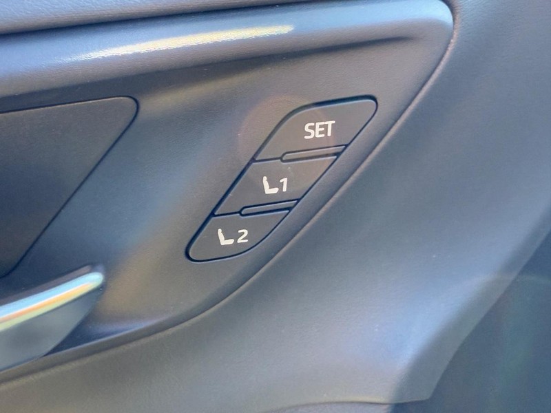 Toyota Crown Vehicle Image 16