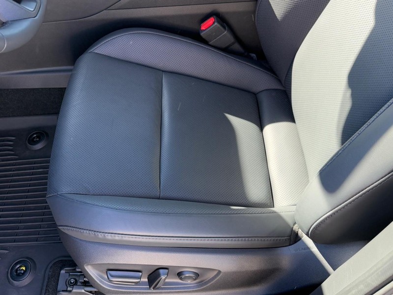 Toyota Crown Vehicle Image 17