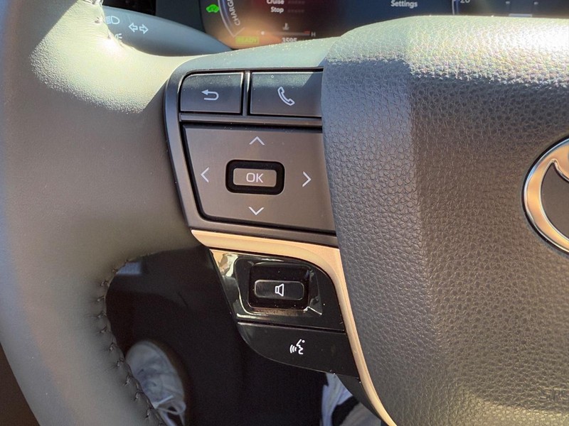 Toyota Crown Vehicle Image 18