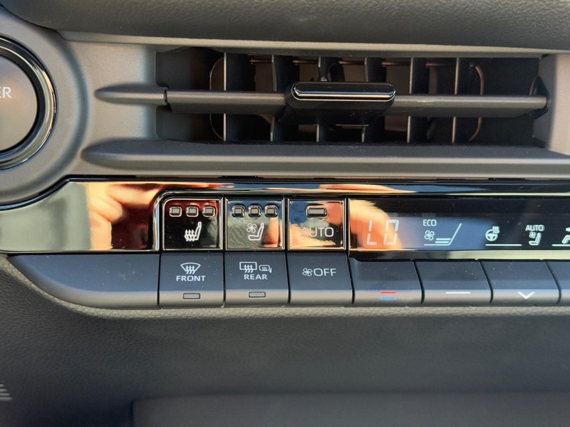 Toyota Crown Vehicle Image 23