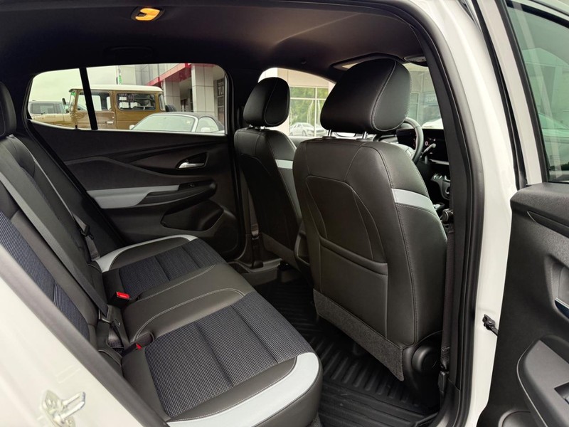 Buick Envista Vehicle Image 10