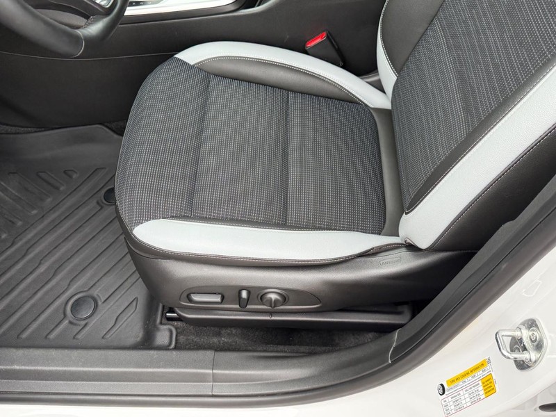 Buick Envista Vehicle Image 15