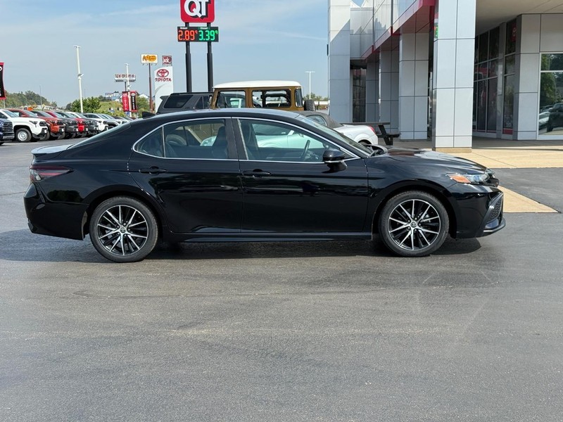 Toyota Camry Vehicle Image 2