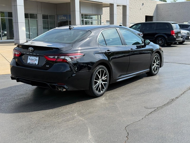 Toyota Camry Vehicle Image 3