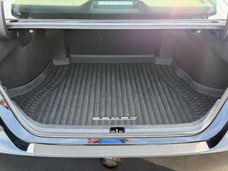 Toyota Camry Vehicle Image 4