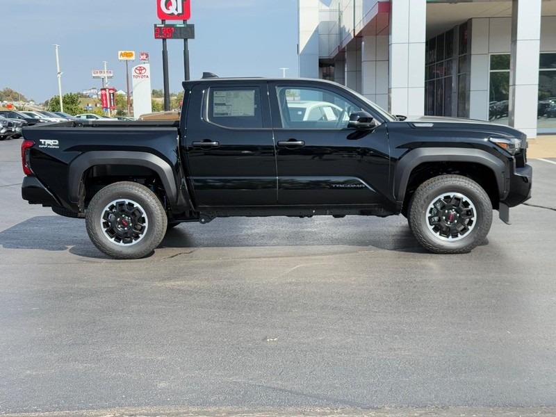 Toyota Tacoma 4WD Vehicle Image 2