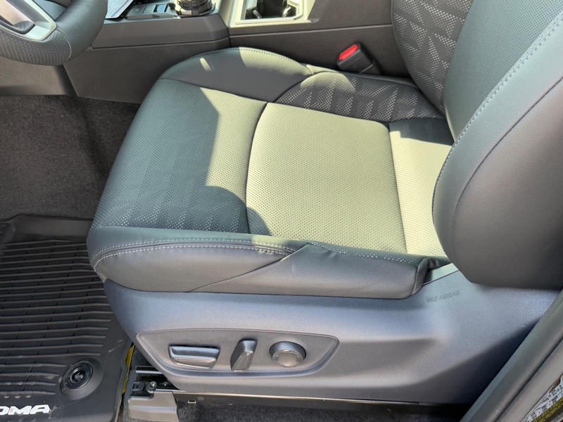 Toyota Tacoma 4WD Vehicle Image 12