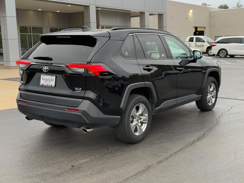 Toyota RAV4 Vehicle Image 3