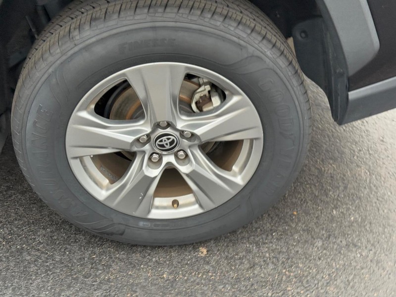 Toyota RAV4 Vehicle Image 8