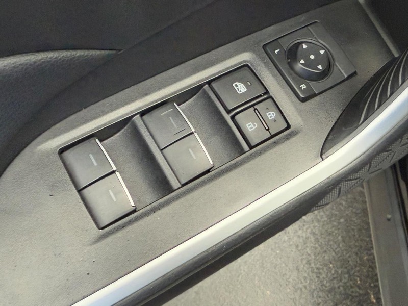 Toyota RAV4 Vehicle Image 15