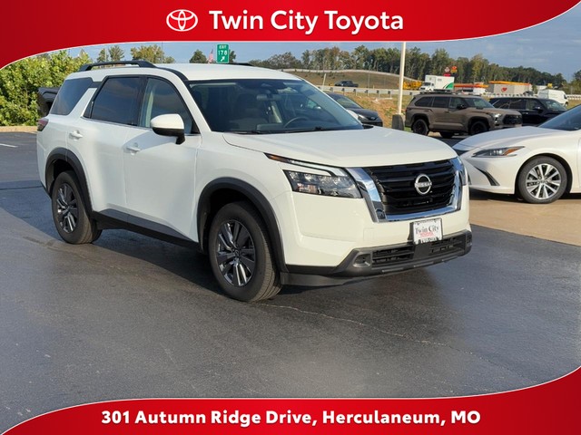 2025 Nissan Pathfinder SV's photo