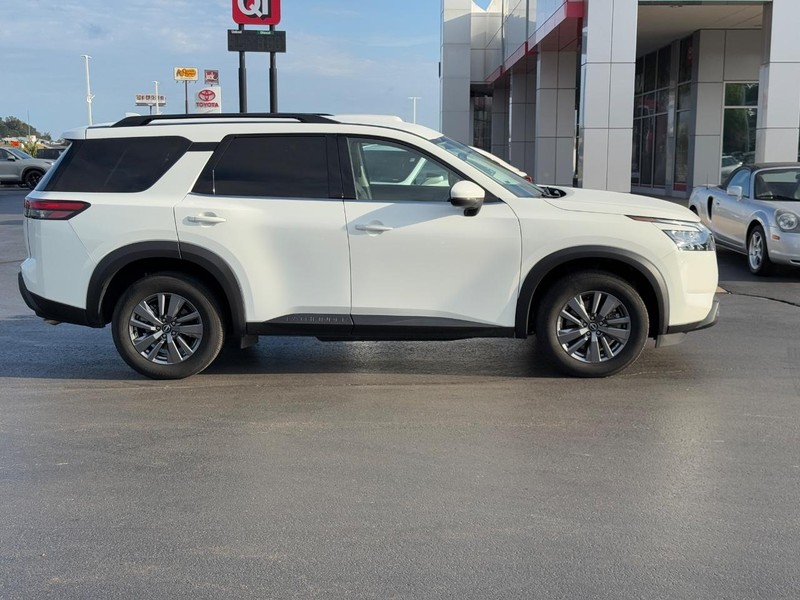 Nissan Pathfinder Vehicle Image 2