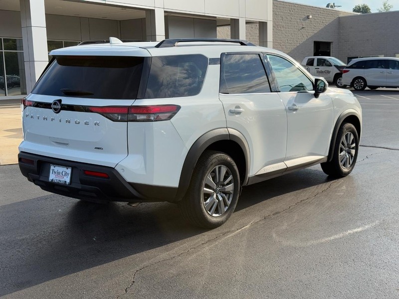 Nissan Pathfinder Vehicle Image 3