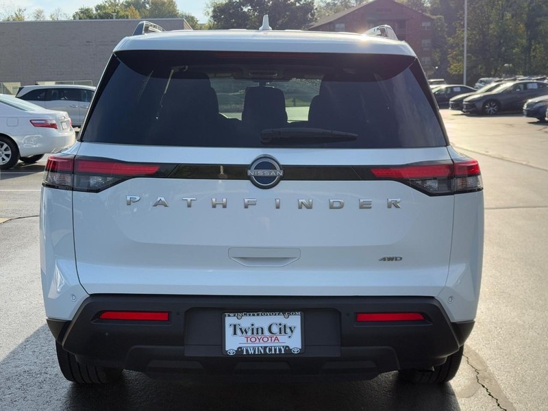 Nissan Pathfinder Vehicle Image 5
