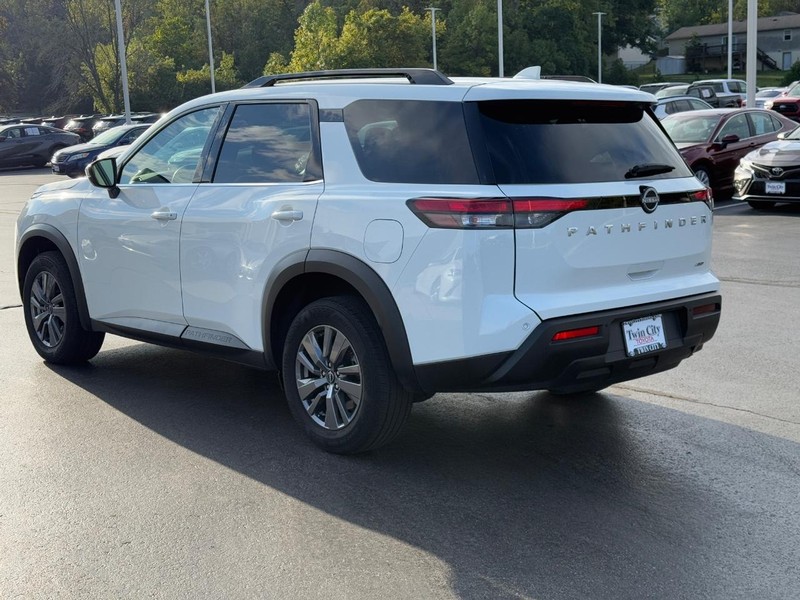 Nissan Pathfinder Vehicle Image 6