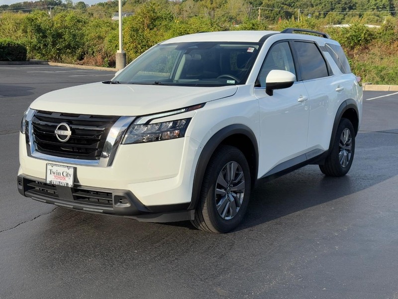 Nissan Pathfinder Vehicle Image 8