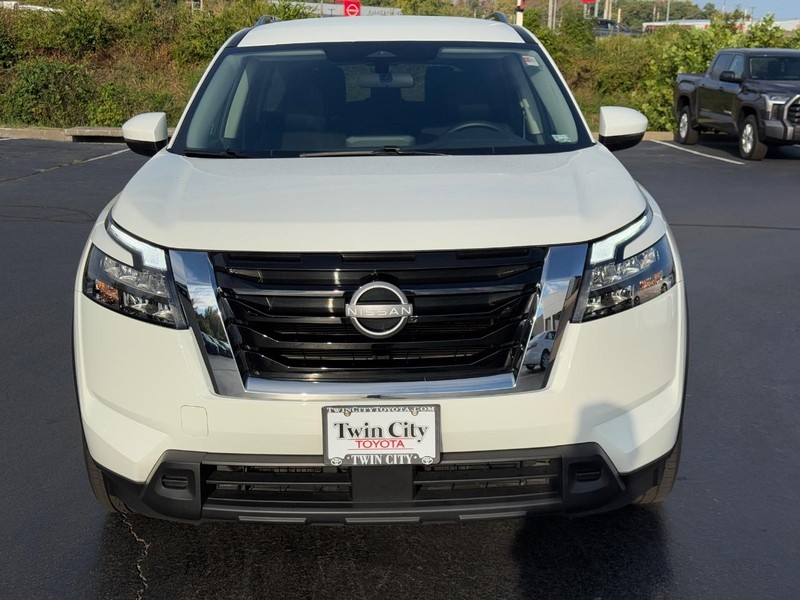 Nissan Pathfinder Vehicle Image 9